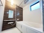 浴室暖房換気乾燥機付のバスルーム。